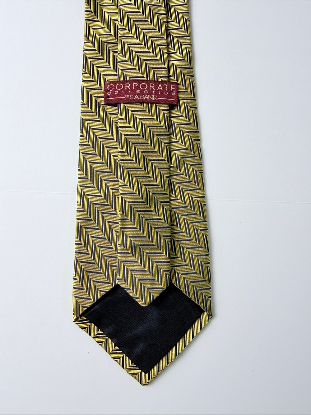 JOS A Bank Corporate Collection Men’s Tie Yellow Black Geometric Chevron Stripe